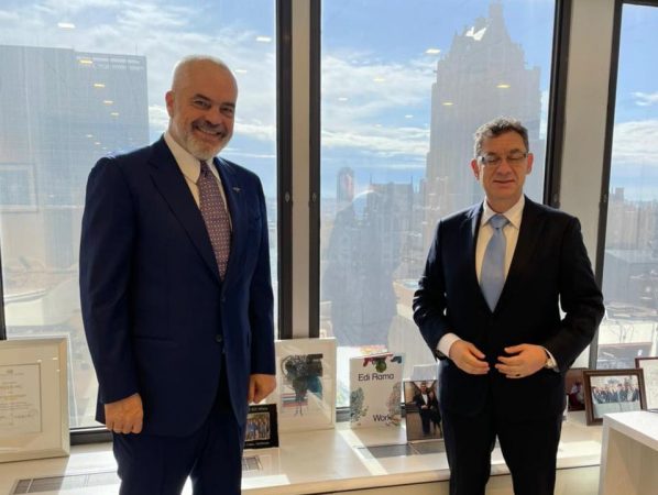 Rama takon drejtorin e “Pfizer”: Na lehtësoi ndjeshëm luftën me armikun e padukshëm