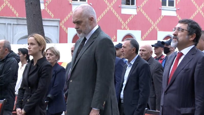 Ylli i Saimir Hoxhës vendoset në memorialin e dëshmorëve të Policisë, Rama: Fëmijët e tij nuk do të jenë vetëm