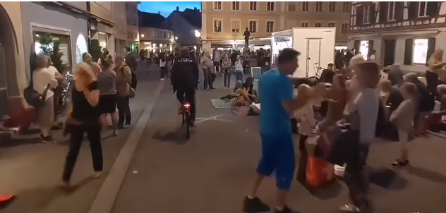 Në bare e restorante u kërkohet pasaporta e vaksinimit, qytetarët bëjnë piknik në rrugë (VIDEO)