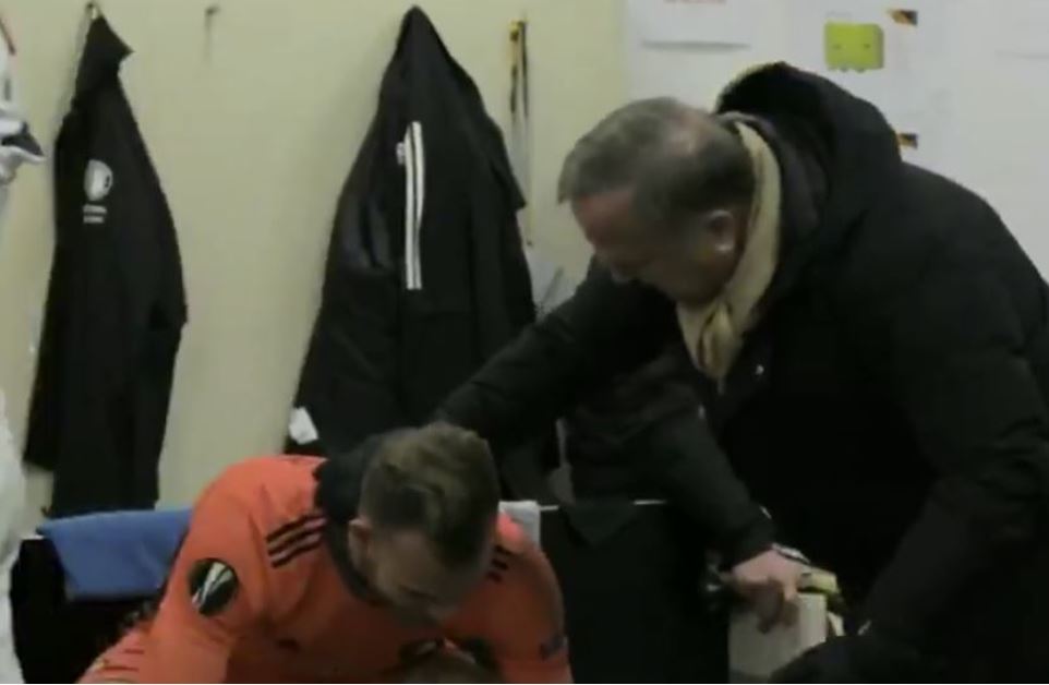 “Sa të këqij jemi! Ej mbylle gojën”, publikohen pamjet e përplasjes në dhomat e zhveshjes të ish-trajnerit të Serbisë me portierin