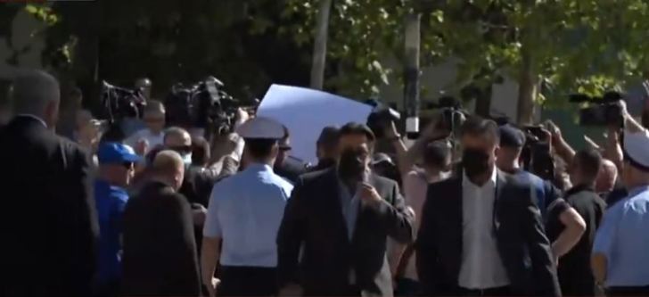 Deputetët që pritën Berishën në oborrin e Kuvendit dhe u ulën pranë tij