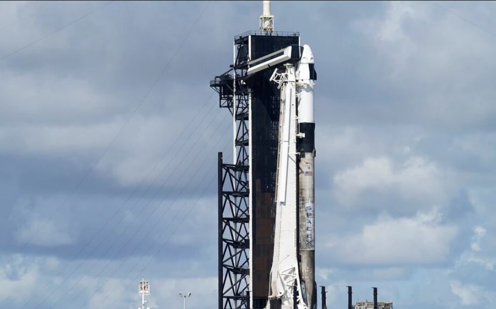 Elon Musk nis raketën në hapësirë me ekuipazh të përbërë nga 3 qytetarë