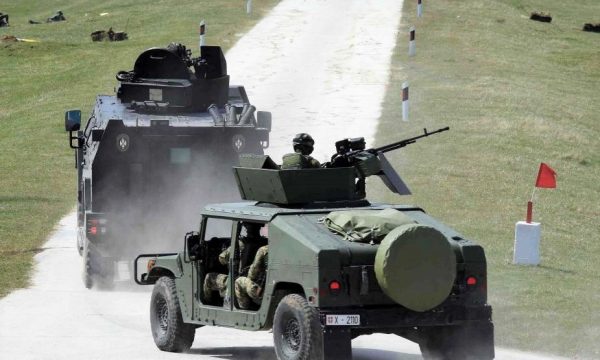 Serbia tërheq automjetet e blinduara nga kufiri me Kosovën