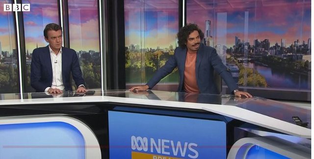 Momenti kur tërmeti “shkund” gazetarët gjatë emisionit live (VIDEO)