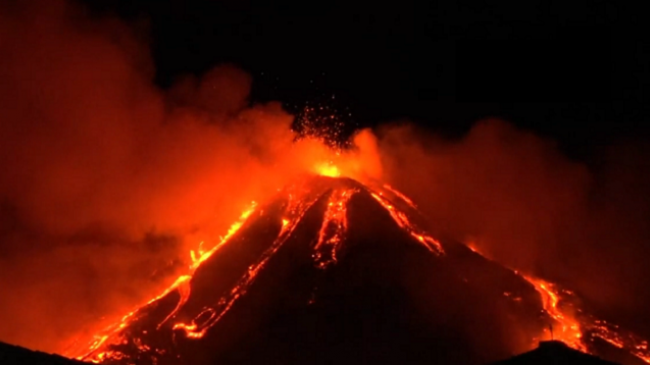 Shpërthen vullkani në Spanjë, momentin kur llava e nxehtë del nga vatra (VIDEO)