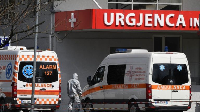 Covid-19, 33-vjeçari nga Durrësi mes 13 viktimave në 24 orët e fundit, ulen infektimet
