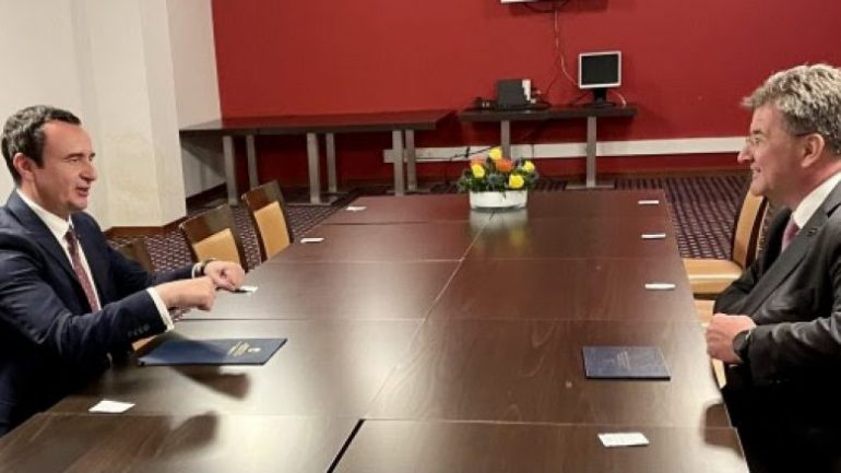Rinisja e dialogut Kosovë-Serbi, Lajçak zhvillon diskutime të ndara me Kurtin dhe Vuçiç