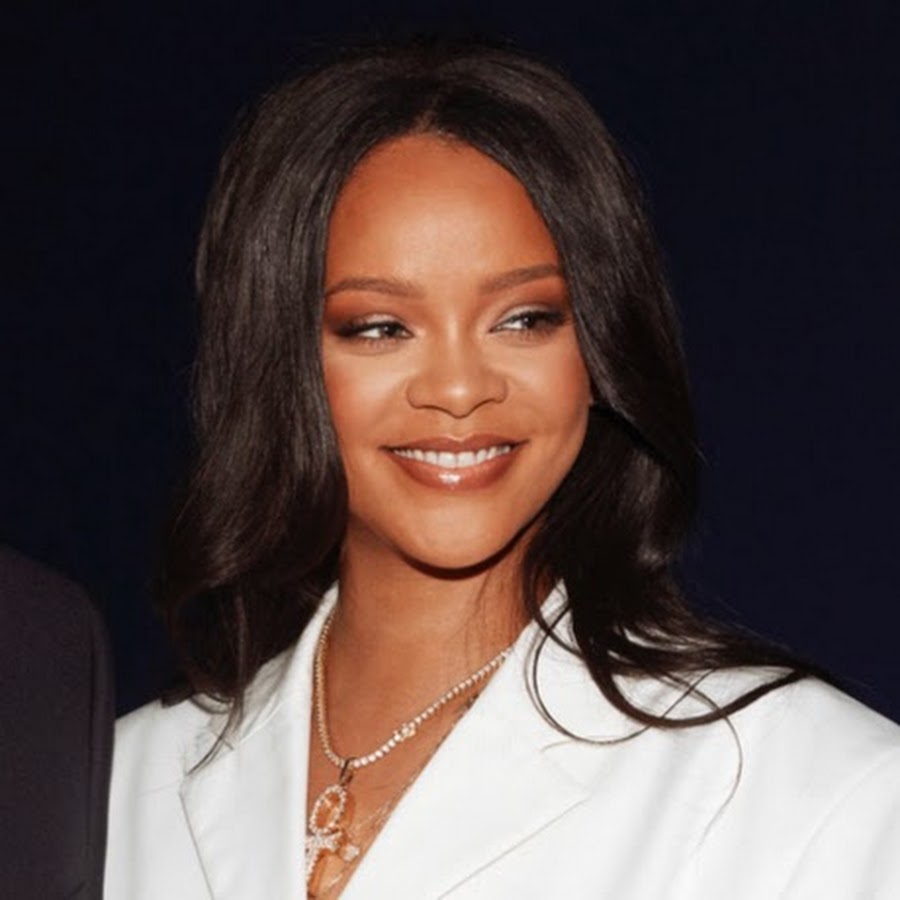 Rihanna shfaqet në publik me pallton me vlerë 10 mijë dollarë