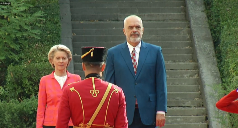 Presidentja e KE nis vizitën në Tiranë, pritet nga kryeministri Rama
