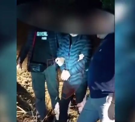 I veshur me xhup dhe i fshehur, momenti kur kapet ish-bashkëshorti vrasës (VIDEO)