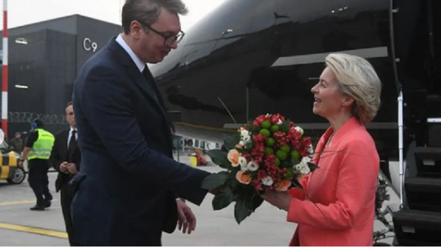Von der Leyen viziton Serbinë, Vuçiç e pret në aeroport me lule