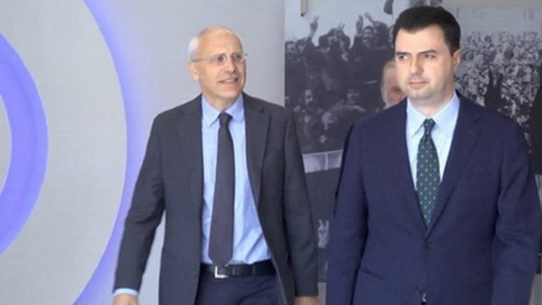 Ambasadori gjerman Zingraf, bisedë me dyer të mbyllura në zyrën e Bashës