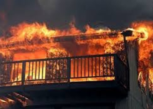 Përfshihet nga flakët banesa në Durrës, raportohet për dëme materiale