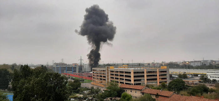 Rrëzohet një avion i vogël mbi një ndërtesë në Milano, 8 të vdekur (FOTO)