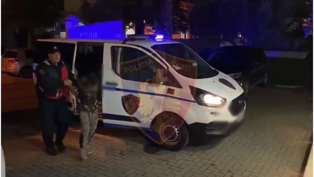 Parandalohet vjedhja me armë zjarri në Durrës, arrestohen 3 hajdutë. Motër e vëlla shpallen në kërkim (VIDEO)