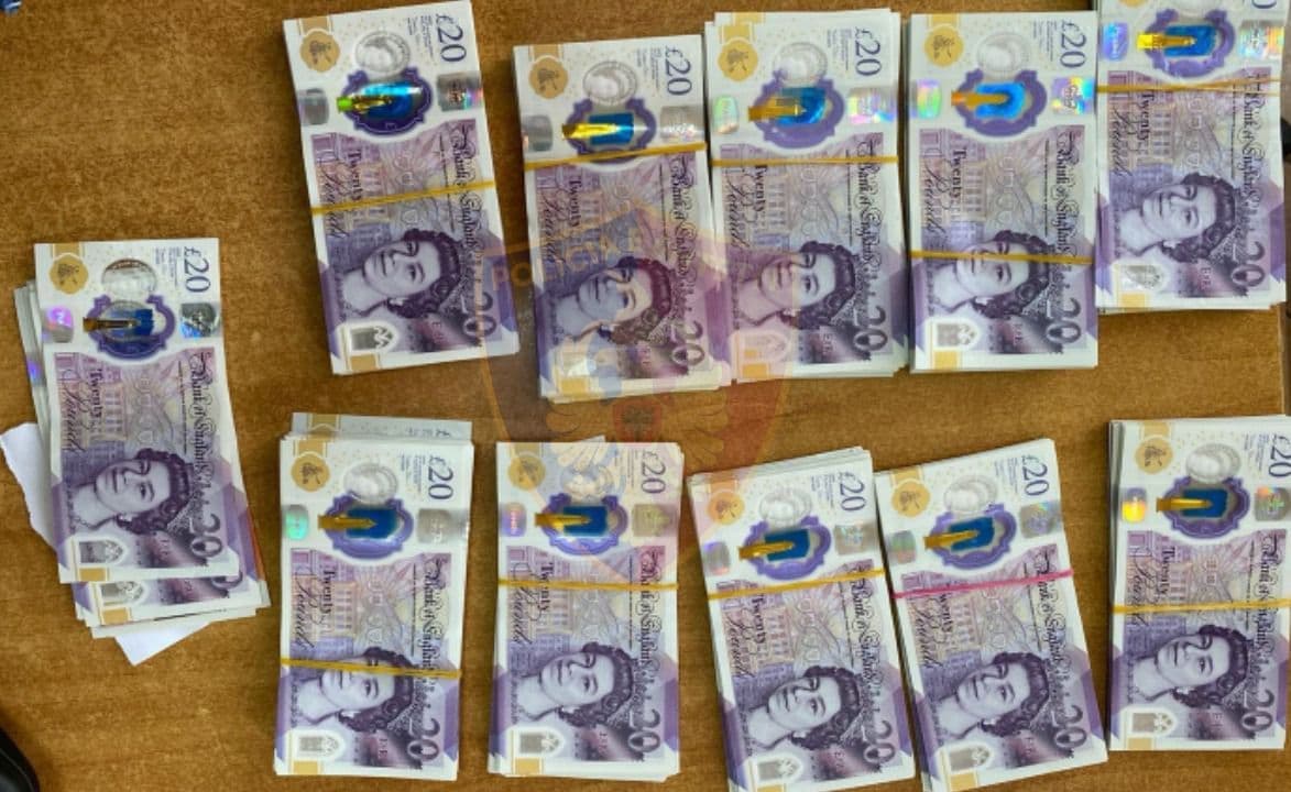 Vinte nga Londra me mbi 10 mijë paund të padeklaruara, e pëson 36-vjeçarja