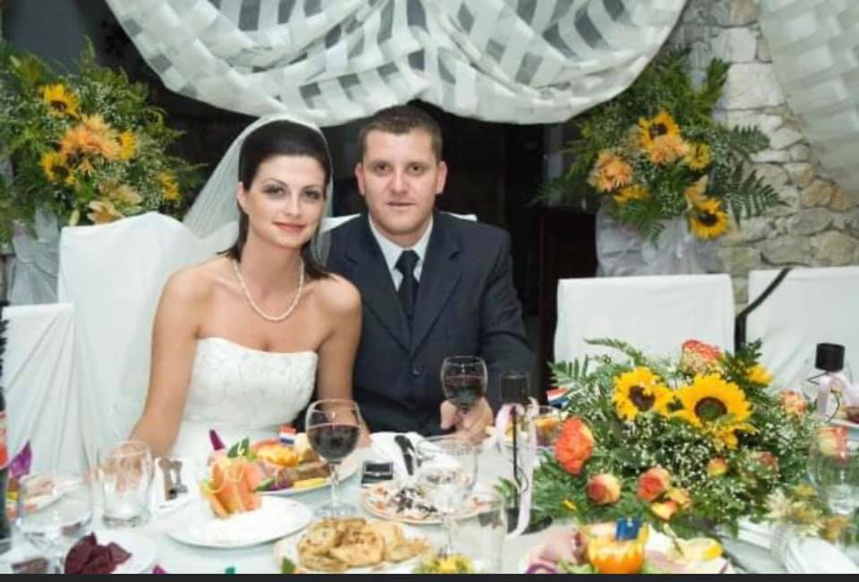 14 vite të martuar, bashkëshorti i ish-deputetes së Durrësit publikon fotot nga dasma: Të bekuar!