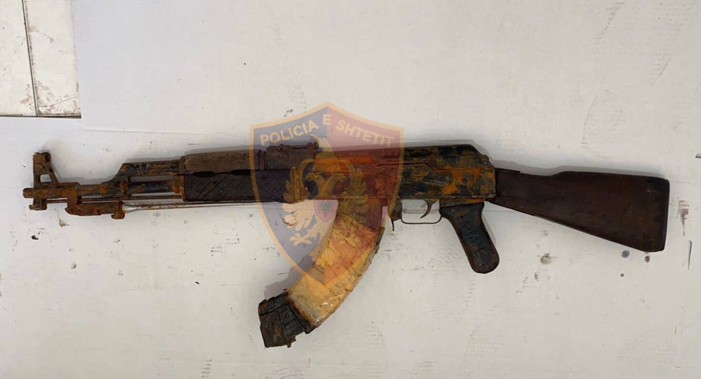 Iu futën në shtëpi dhe i grabitën 20 milionë lekë noterit, policia gjen pas një jave kallashnikovin e autorëve