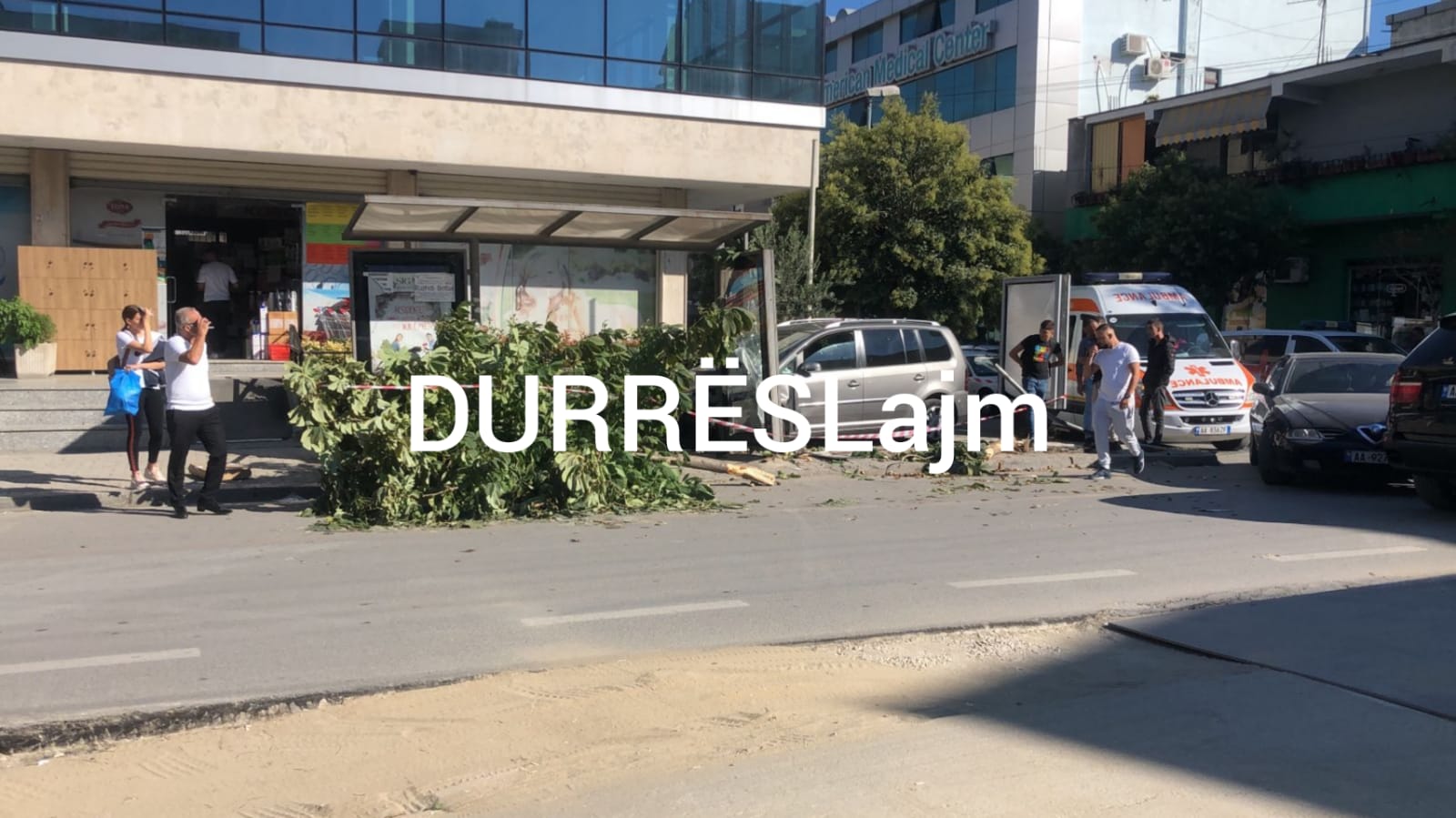 Pamje nga aksidenti në Durrës, makina përplas këmbësorët dhe thyen pemën (FOTO)