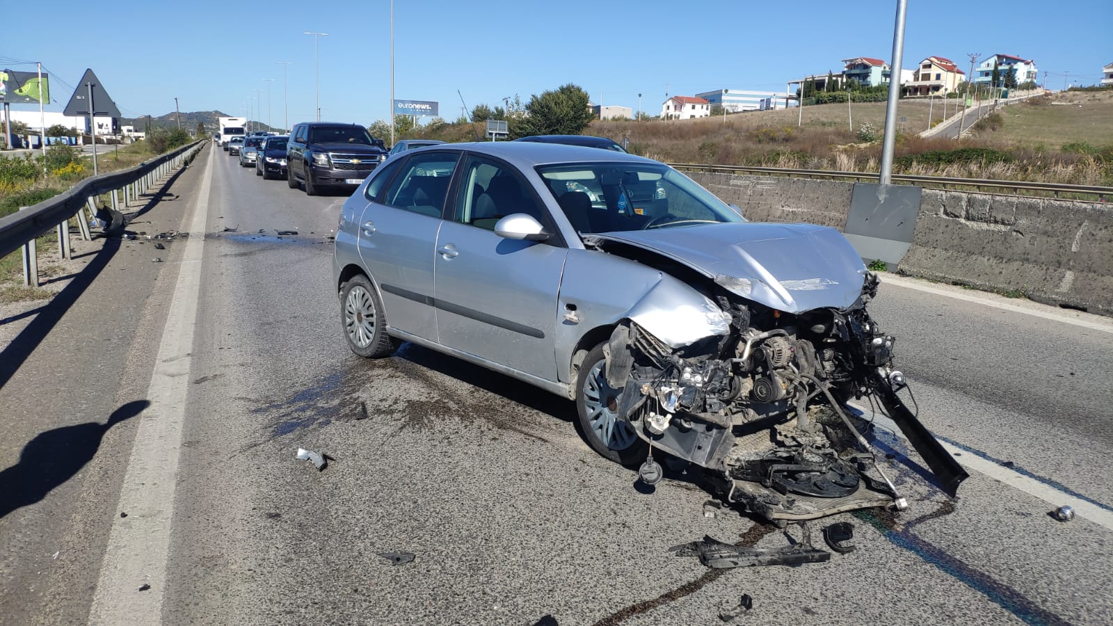 Makina humb kontrollin dhe përplaset me trafikndarësen