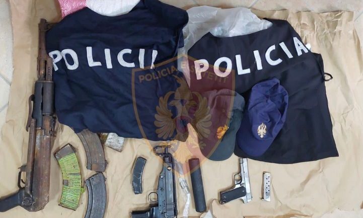 Armë dhe veshje polici në banesë, shpallet në kërkim 30-vjeçari