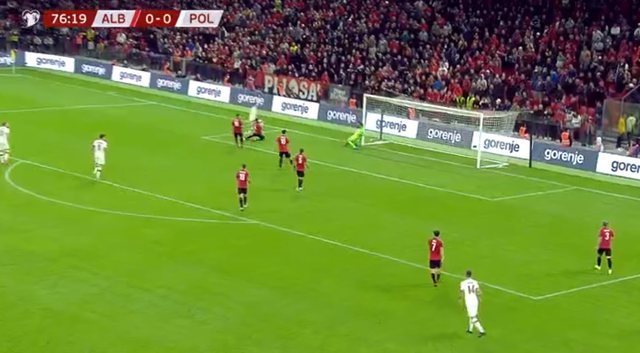 Polonia kalon në avantazh, arbitri ndërpret ndeshjen