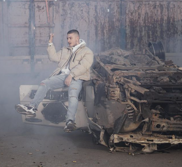 Reperi shqiptar shpallet në kërkim nga policia, kërcënim me armë në studio