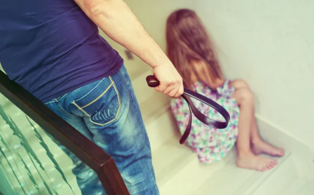 Babai bën për spital vajzën e tij 6-vjeçare, policia e vë në pranga