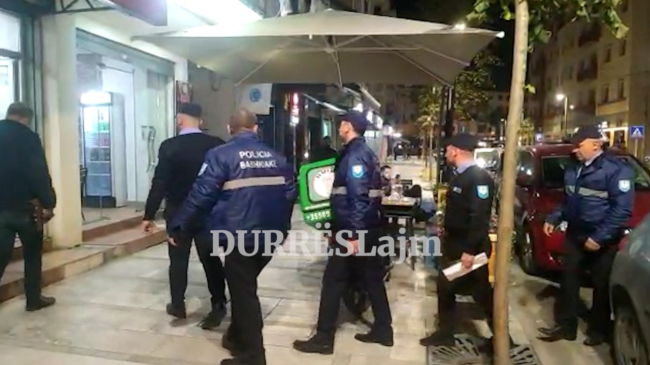 Policia Bashkiake e Durrësit në aksion mbrëmjen e sotme, bizneset kalojnë në &#8220;sitë&#8221; për zënien e hapësirave publike (VIDEO)