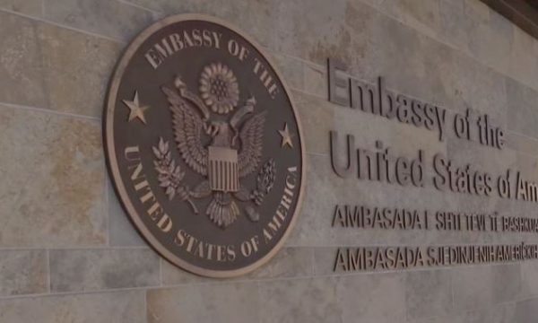 Përplasjet në veri të Kosovës, Ambasada Amerikane: Jemi të shqetësuar për sulmet ndaj policisë
