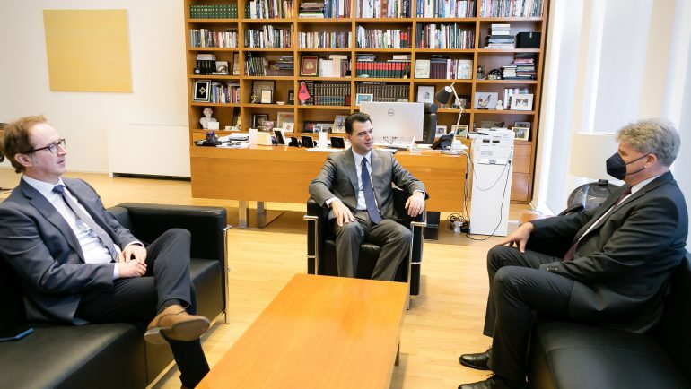 Basha me ambasadorin austriak: Miqësia historike midis dy vendeve, aset i çmuar në rrugëtimin e Shqipërisë në arenën ndërkombëtare