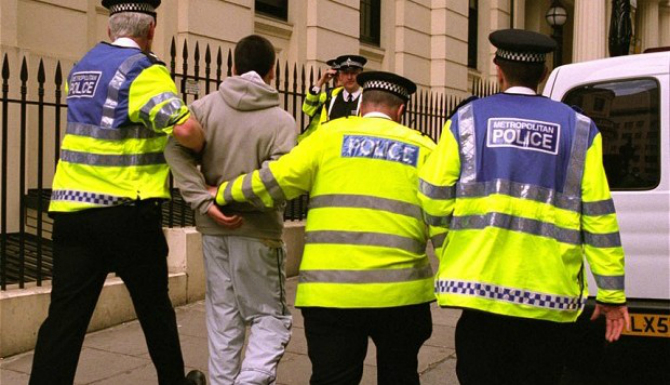 EMRAT/ Nga trafiku i drogës te grabitje me armë, shqiptarët më të kërkuar në Angli