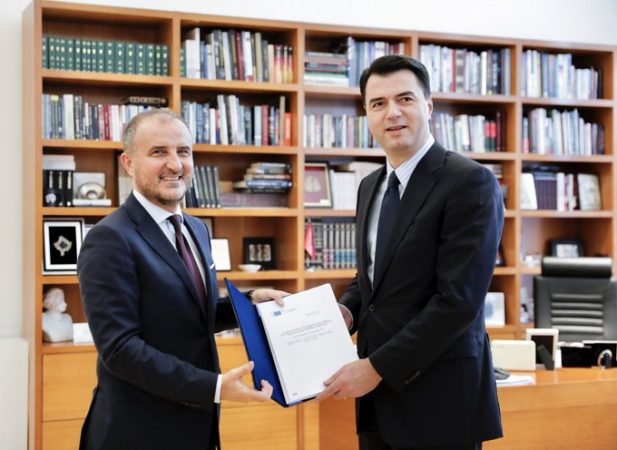 Soreca i dorëzon Bashës raportin e KE:  Vlerësojmë rolin pozitiv që ka luajtur lidershipi i PD-së