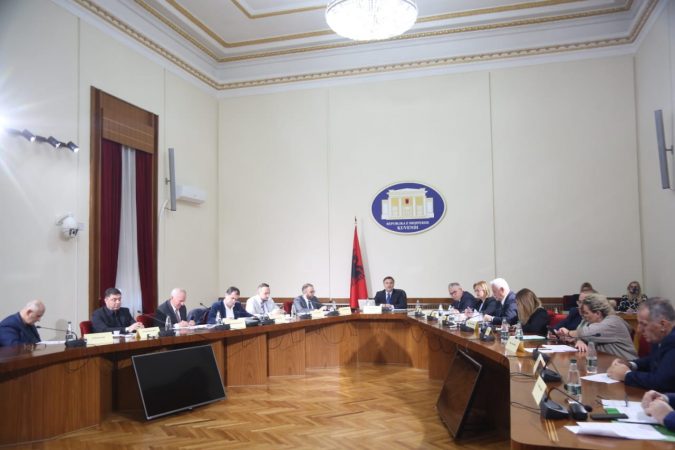 Sërish debate për rregulloren, maxhoranca largohet nga mbledhja e Komisionit Hetimor për 25 prillin