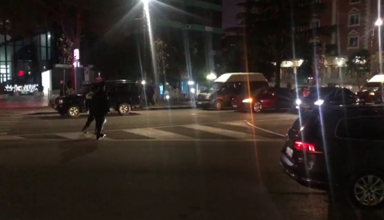 Trajleri përplas motoçikletën dhe largohet, plagoset rëndë drejtuesi