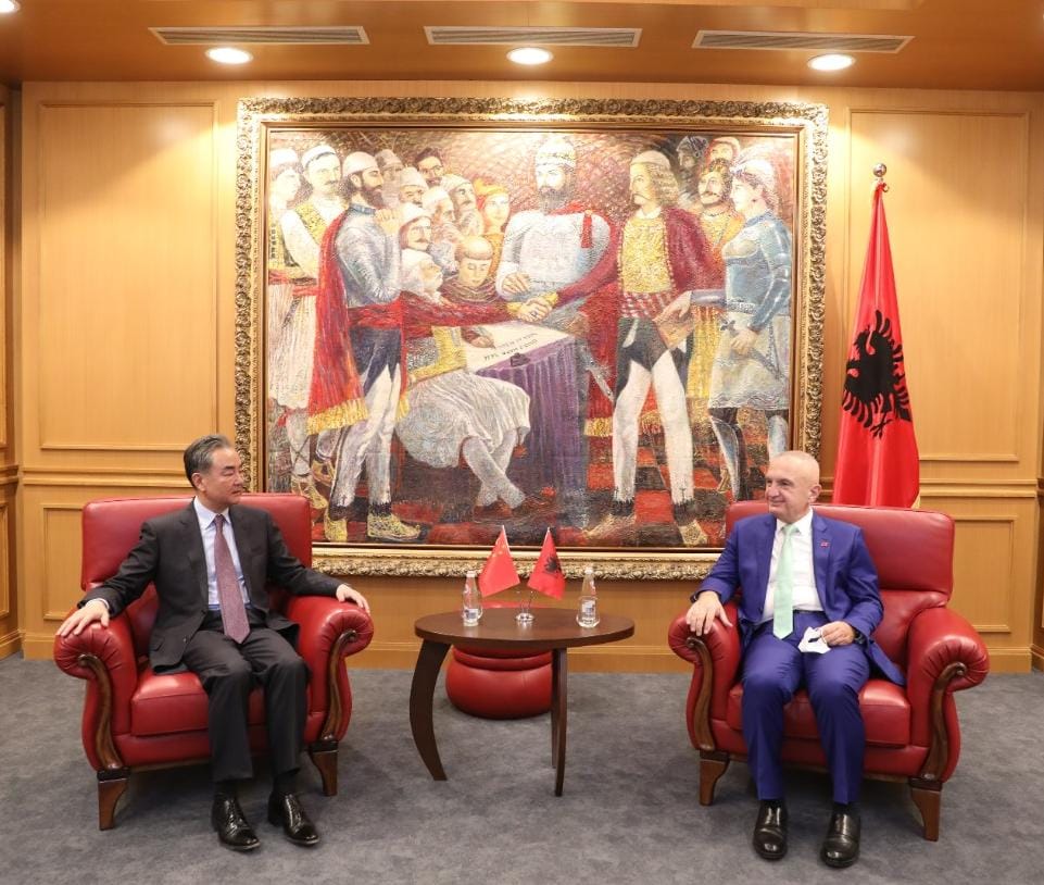 Meta takim me ministrin e Jashtëm kinez: Bashkëpunim në funksion të forcimit të mëtejshëm të paqes dhe stabilitetit në botë