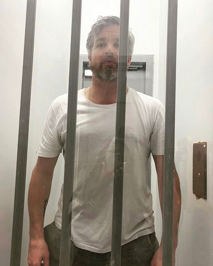 “Dua një tavolinë për 10 persona”, mesazhi i gabuar çon pas hekurave kuzhinierin