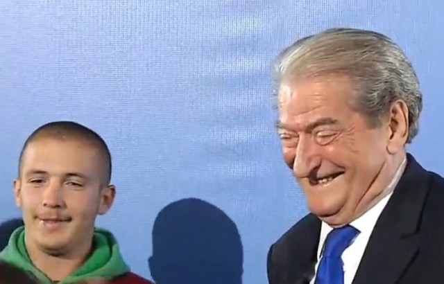 Demokratët e Korçës surprizojnë Berishën për ditëlindje