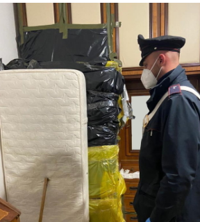 Italiani mban për 2 vite trupin e pajetë të të ëmës në dollap që të përfitonte pensionin