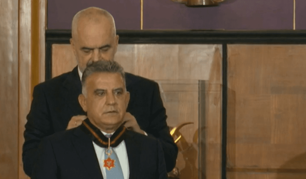 Rama nderon me “Ylli i madh i Medaljes së Mirënjohës publike” gjeneralin Abbas Ibrahim për evakuimet nga kampet e ferrit