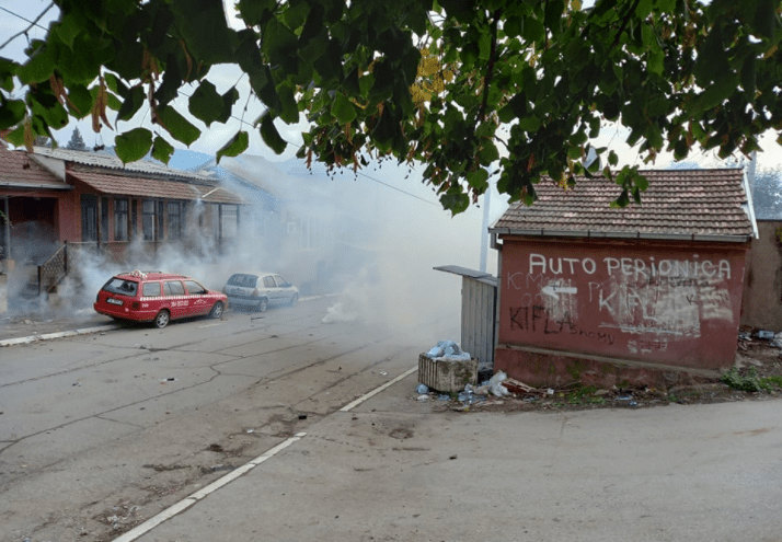 Aksioni kundër kontrabandës së mallrave në veri të Kosovës, qytetarët serb përplasen ashpër me policinë (VIDEO)