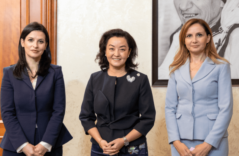 Ambasadorja Kim takon Tabakun dhe Gjonajn: SHBA beson se Shqipëria i përket BE-së