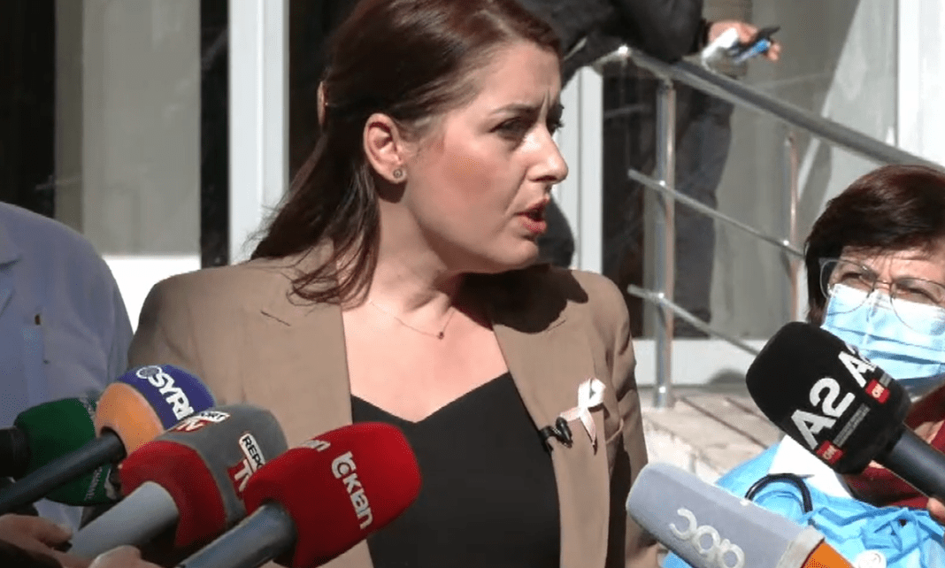 Manastirliu viziton pacientët e helmuar në Krujë: Nëse do të shtohen rastet spitali i Durrësit do jetë në gatishmëri