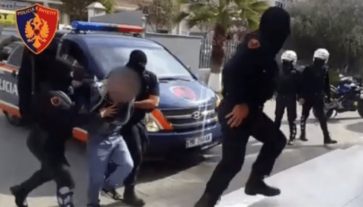 Terrorizuan banorët duke qëlluar me kallashnikov, arrestohen dy të rinjtë nga Shijaku