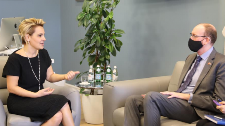 Monika Kryemadhi takon ambasadorin britanik