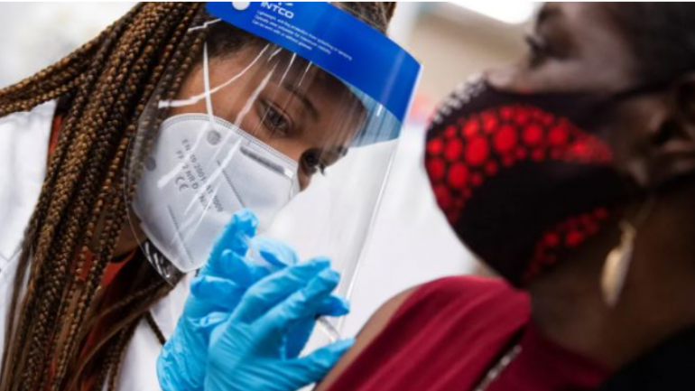 Ekspertët: Pse njerëzit me ankth e depresion kanë nevojë për dozë të 3-të vaksine