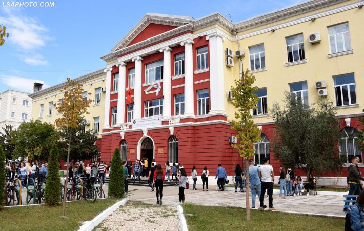 Sot nis viti i ri akademik, studentët lejohen në auditor vetëm me certifikatë vaksine