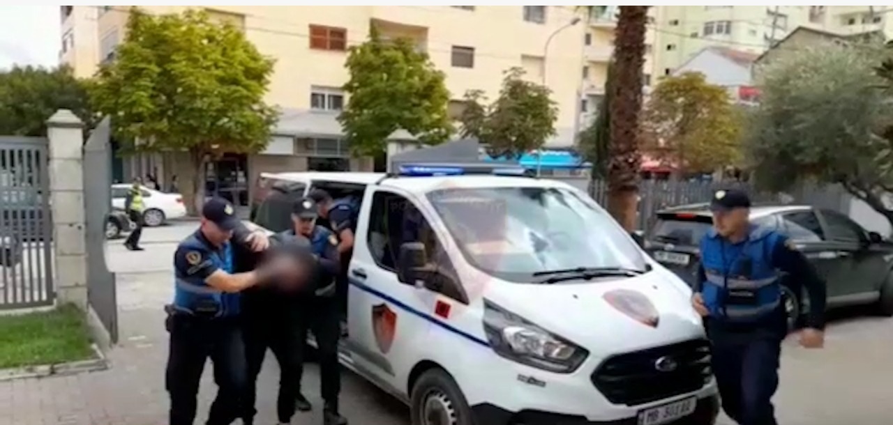 &#8220;Rebeli&#8221; prangos 30-vjeçarin në Durrës, kapet me armë e lëndë narkotike (VIDEO)