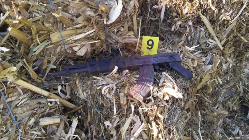 Automatik dhe 1.1 kg kanabis në banesë, shpallet në kërkim 33-vjeçari