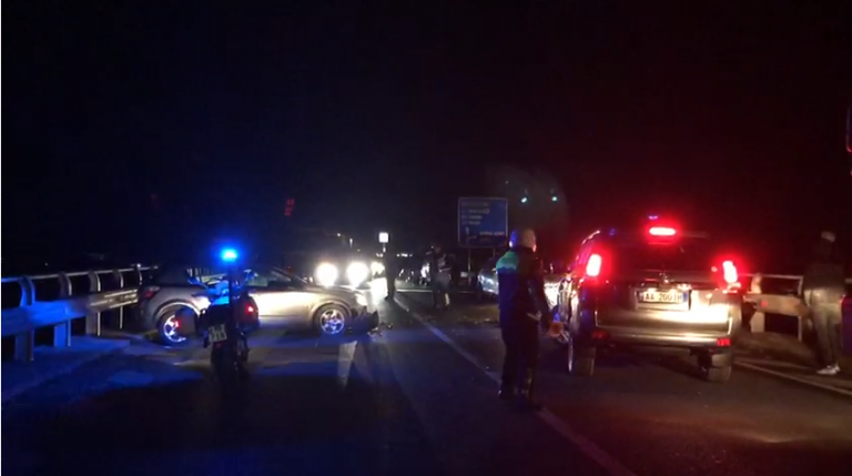 Përplaset &#8220;Benz&#8221;-i me një rimorkio në Shijak, 8 të plagosur